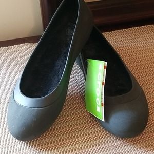FIRM-Crocs Mammoth Lined Flats Size 8